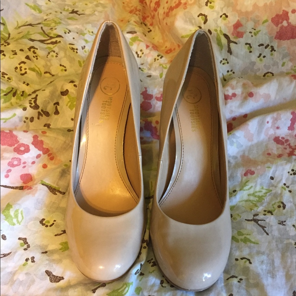 Nude pumps